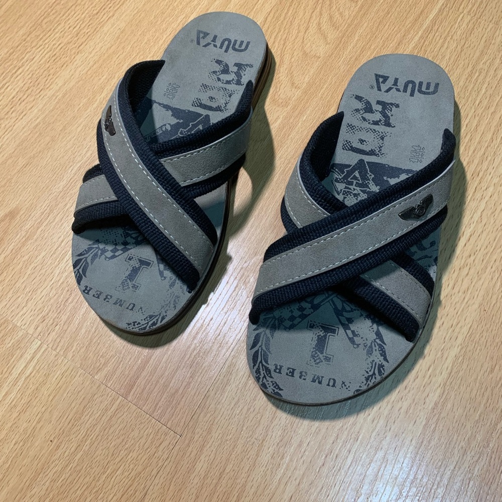 Mens European Muya Flip-Flops Sz 41 EU/ 8 US/ 7 UK
